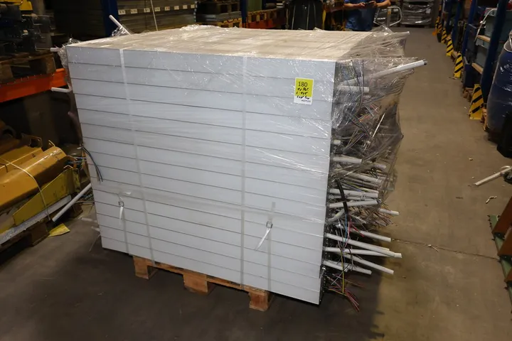 1 x Palette KEC - Linea LED - Leuchte L.: 125 cm